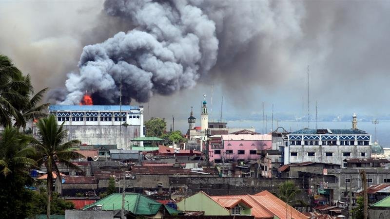 hundreds of civilians are trapped between army and fighters in Marawi