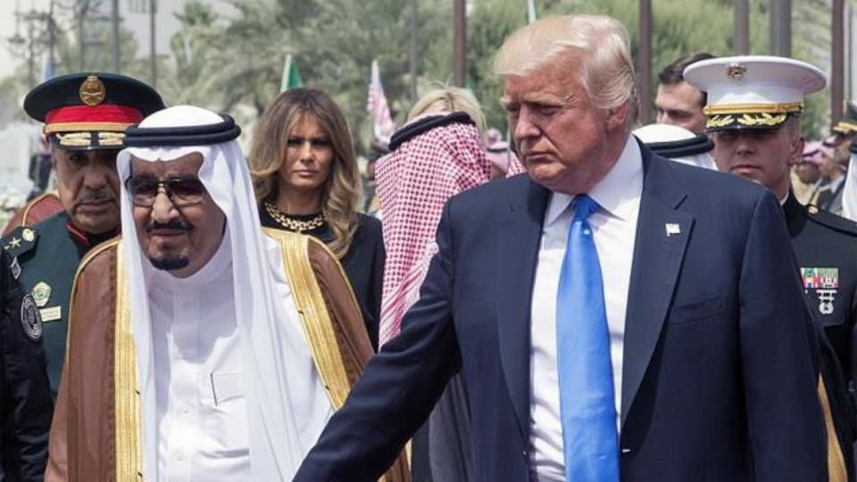 U.S. President Donald Trump (R) and Saudi Arabia’s King Salman bin Abdulaziz Al Saud