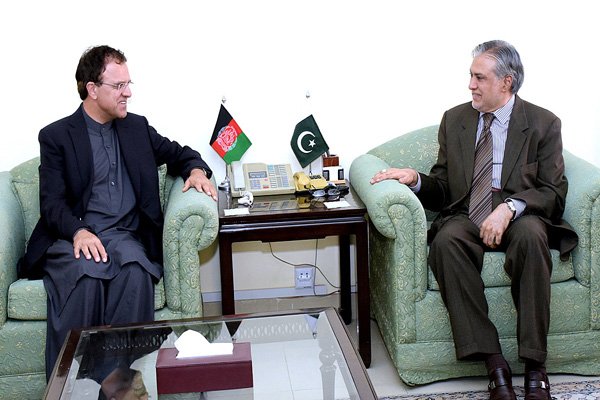 Afghan ambassador Hazrat Omar Zakhiwal meets Senator Mohammad Ishaq Dar 09 Aug 2017