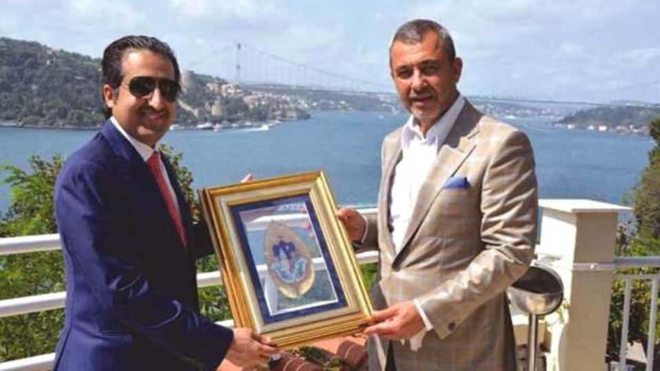 Al-Sharqi receives a token of recognition from Shakler during the Qatari business delegation’s visit to Turkey recently.