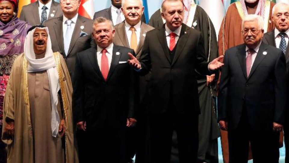 Turkish President Tayyip Erdogan poses with Emir of Kuwait Sabah Al-Ahmad Al-Jaber Al-Sabah, Jordan’s King Abdullah and Palestinian President Mahmoud Abbas