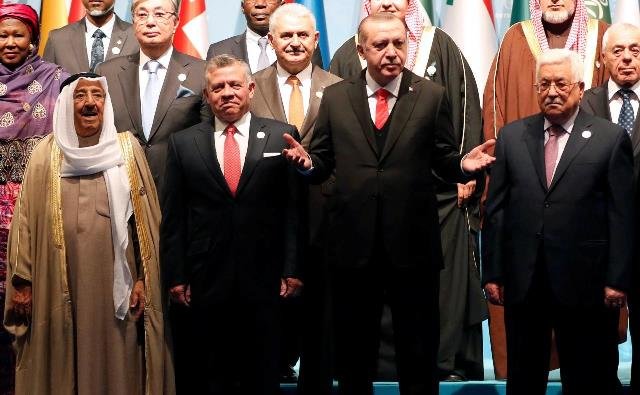 Turkish President Tayyip Erdogan poses with Emir of Kuwait Sabah Al-Ahmad Al-Jaber Al-Sabah, Jordan’s King Abdullah and Palestinian President Mahmoud Abbas