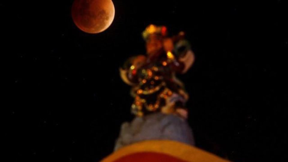 Stargazers Thronged Across Continents to Watch Rare Lunar Eclipse, The Super, Blue & Blood Moon