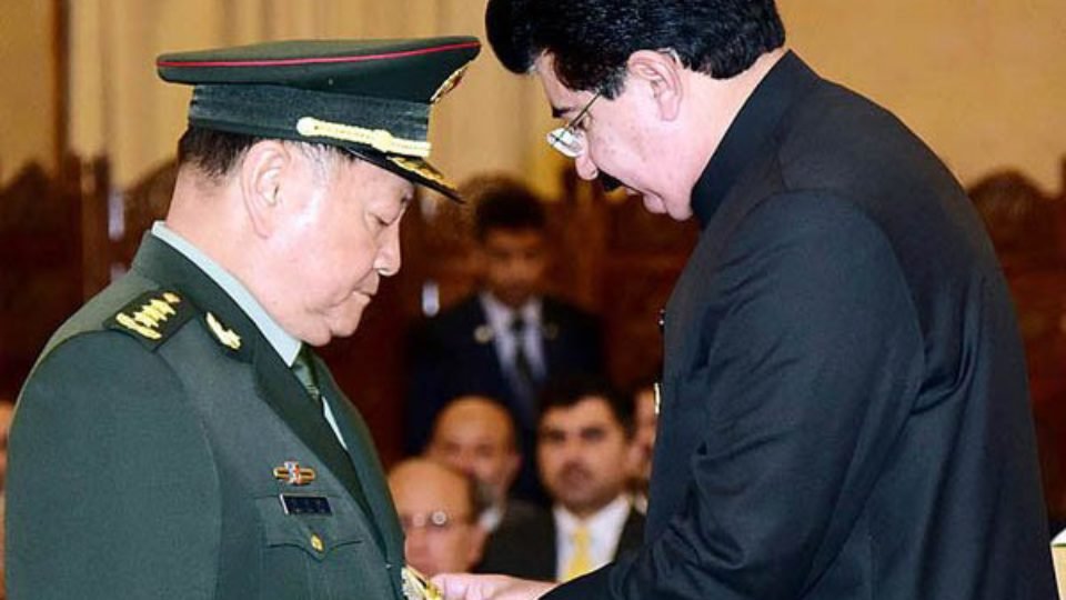 Acting President Sadiq Sanjran presents Pakistan Military Award to Chinese CMC