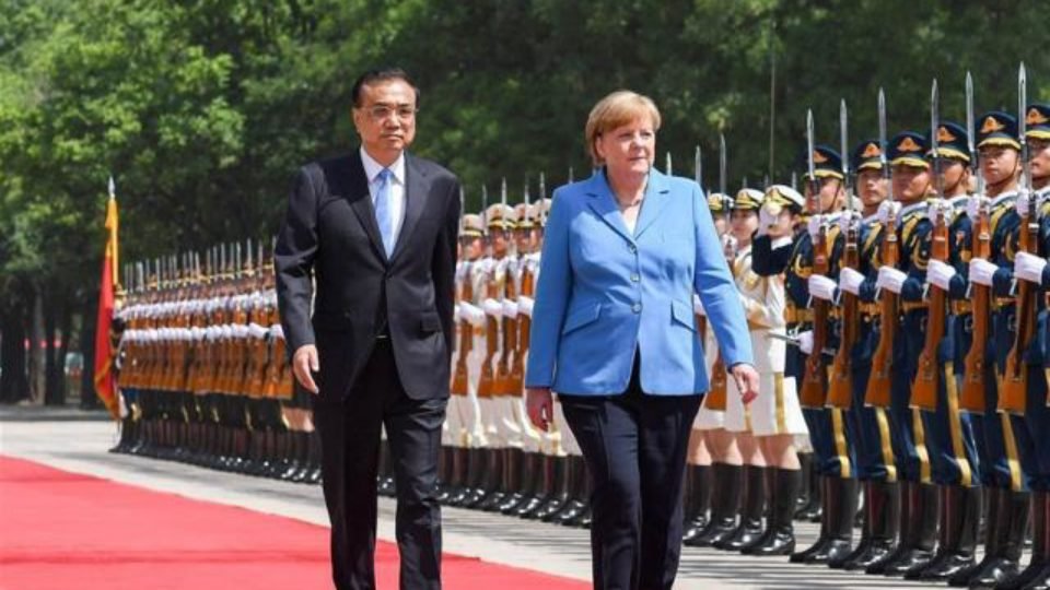 Xi Meets Merkel, Calls for Higher-level China-Germany Ties