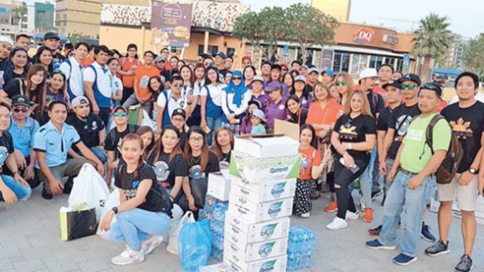 Filipino Volunters distributing Iftar Boxes in Qatar