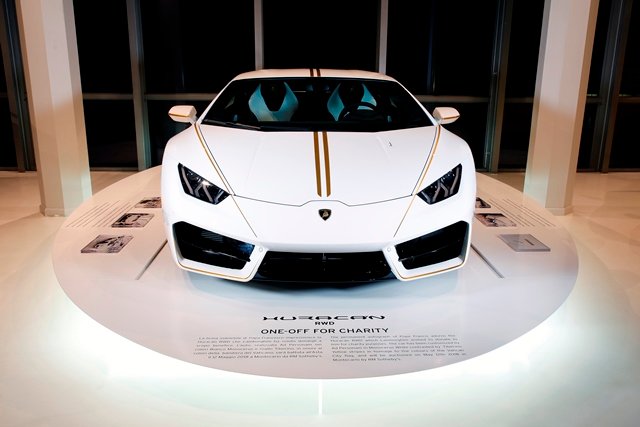 Lamborghini Huracán Donated to Pope Francis Fetches 715,000 Euro at Auction