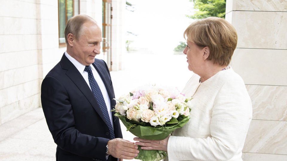Putin Greets Merkel in Sochi,  Merkel  Stresses on Political Talks on Syria