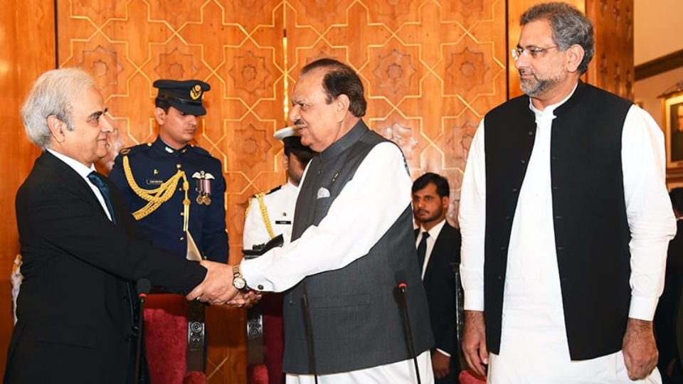 Justice (Retd) Nasir-Ul-Mulk Takes Oath As Caretaker Prime Minister of Pakistan