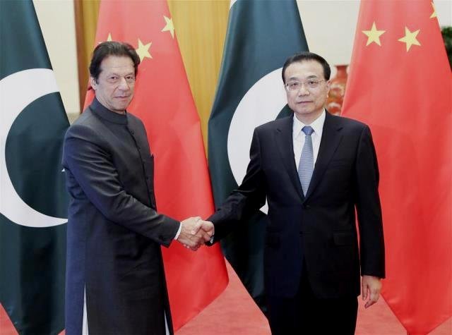 Chinese Premier Li Keqiang (R) holds talks with Pakistani Prime Minister Imran Khan