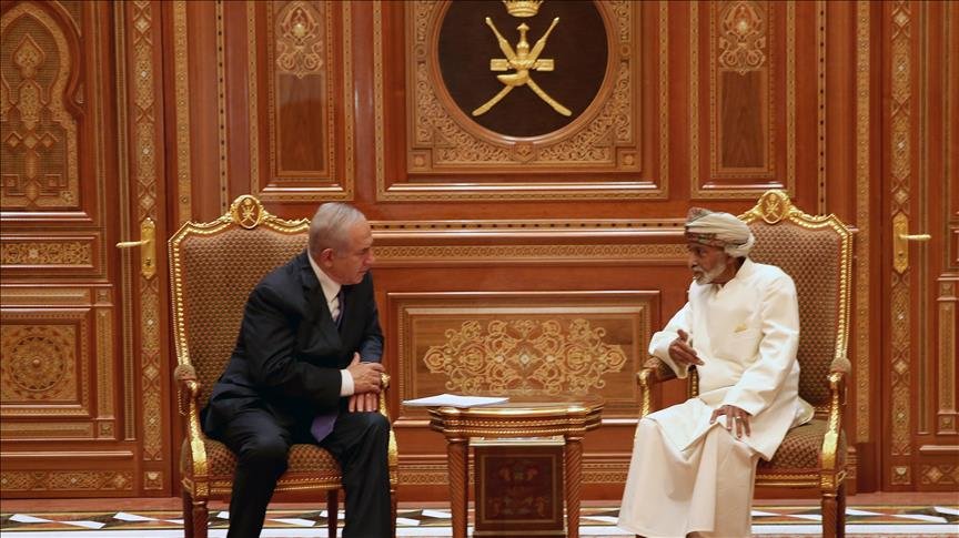 Israeli Prime Minister Binyamin Netanyahu (L) attends a meeting with Sultan of Oman Sayyid Qaboos bin Said Al Said (R) in Muscat, Oman on October 26, 201