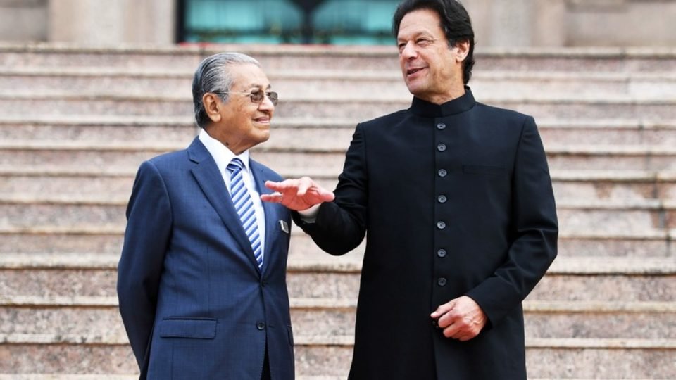 Islamabad Intends to Replicate the Malaysian Model, PM Khan Tells Mahathir