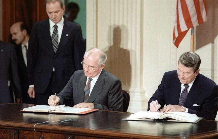 USSR Mikhail Gorbachev and US President Ronald Reagan on right signs INF Treaty in White House on 8th Dec 1987 Pic Tass