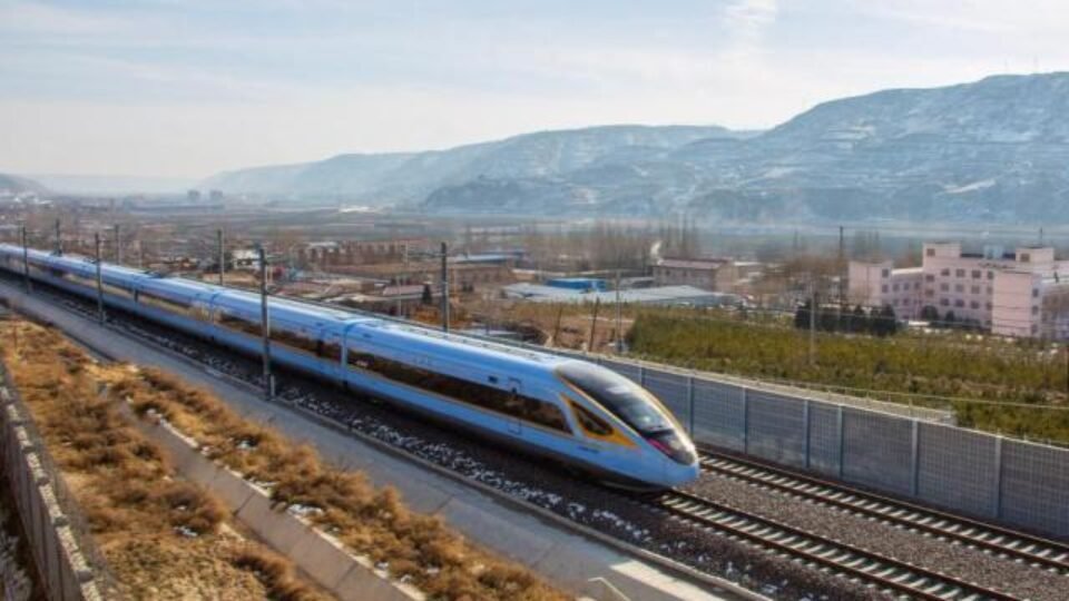 New high-speed Railway Begins Service in West China