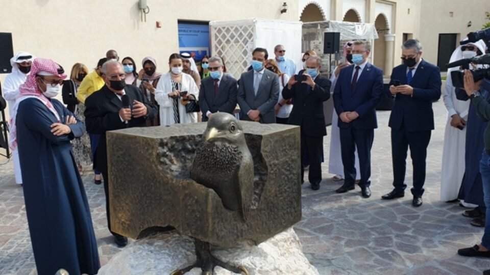 Cuban ambassador Eumelio Caballero Rodriguez, Abriefs Dr. Dr. Khaled Ibrahim AlSulaiti about the sculpture ‘Friendship’