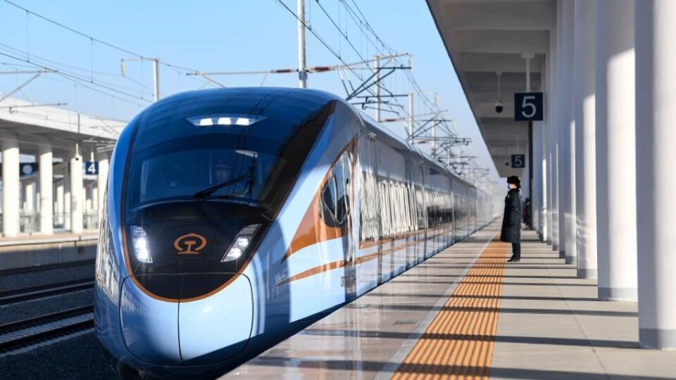 New high-speed Railway Begins Service in West China